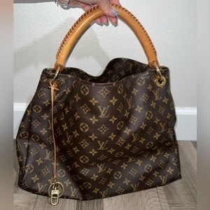 Louis Vuitton Artsy Monogram MM